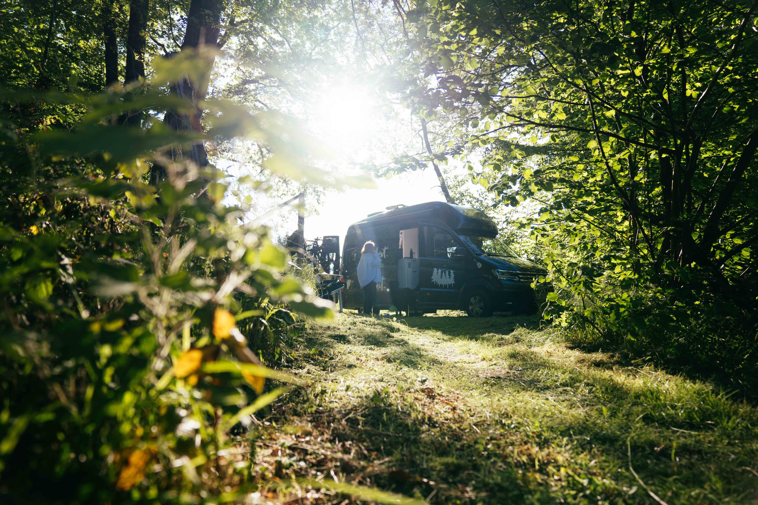 Naturcamping Stellplatz in völliger Alleinlage in einem Wald fernab der Massen von hinterland.camp