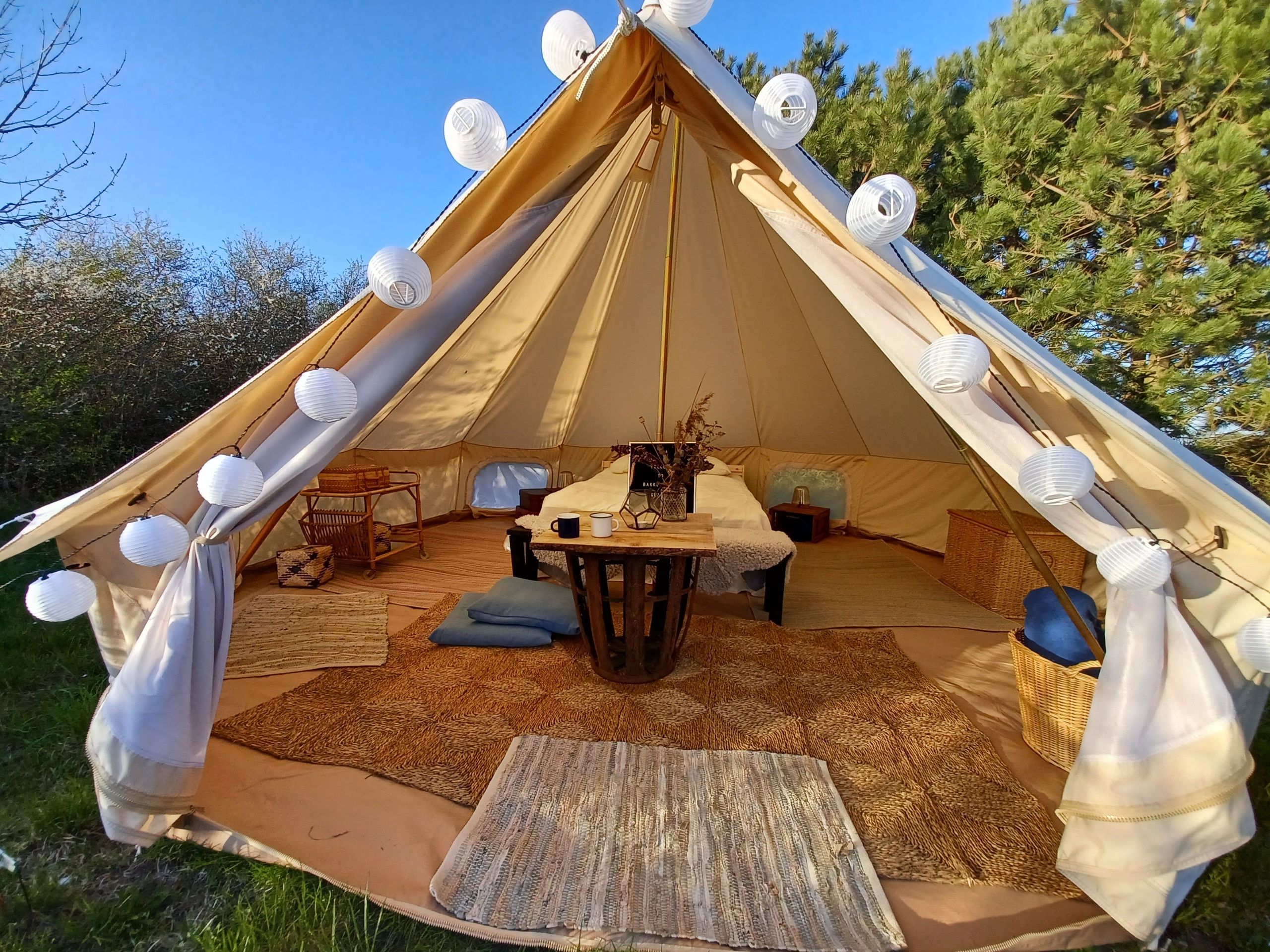 schön eingerichtetes Glamping-Zelt in Dänemark, buchbar auf hinterlandmcamp