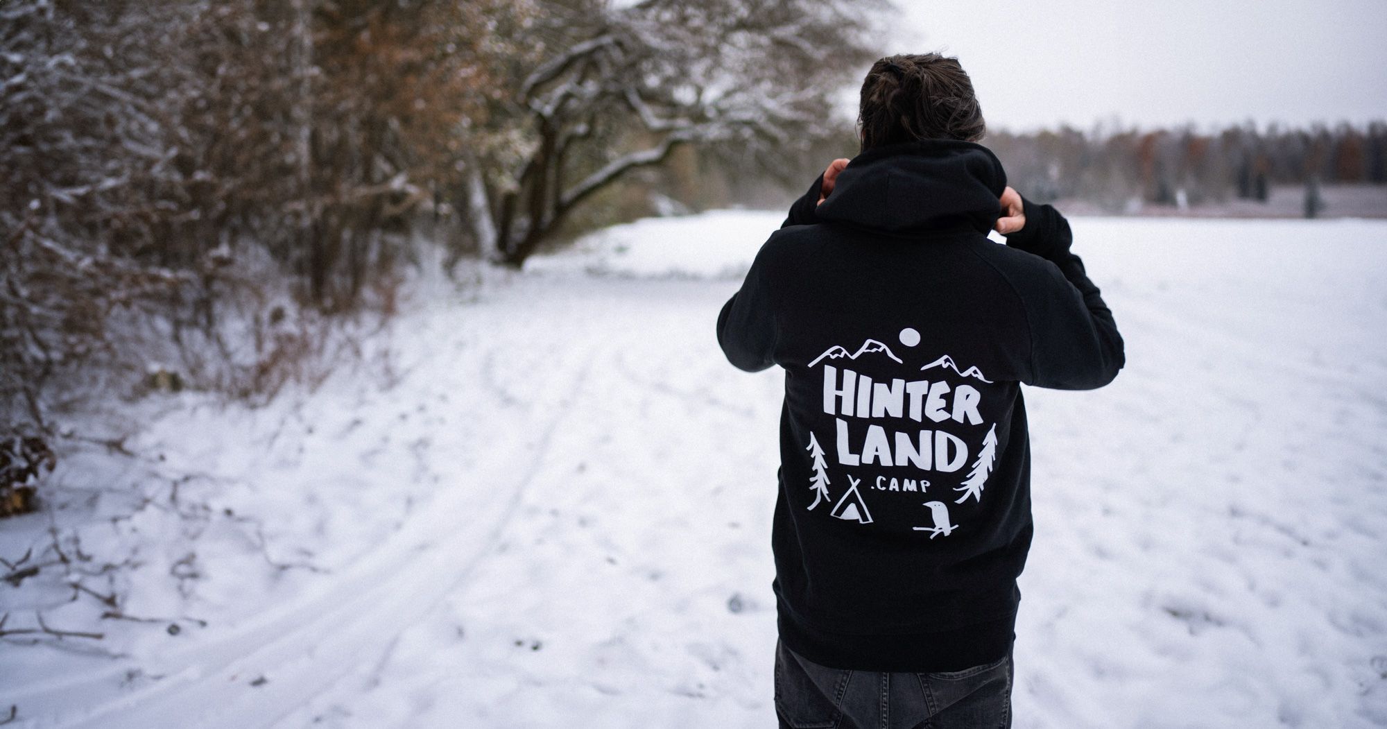 Schwarzer Hinterland Hoodie im Winter