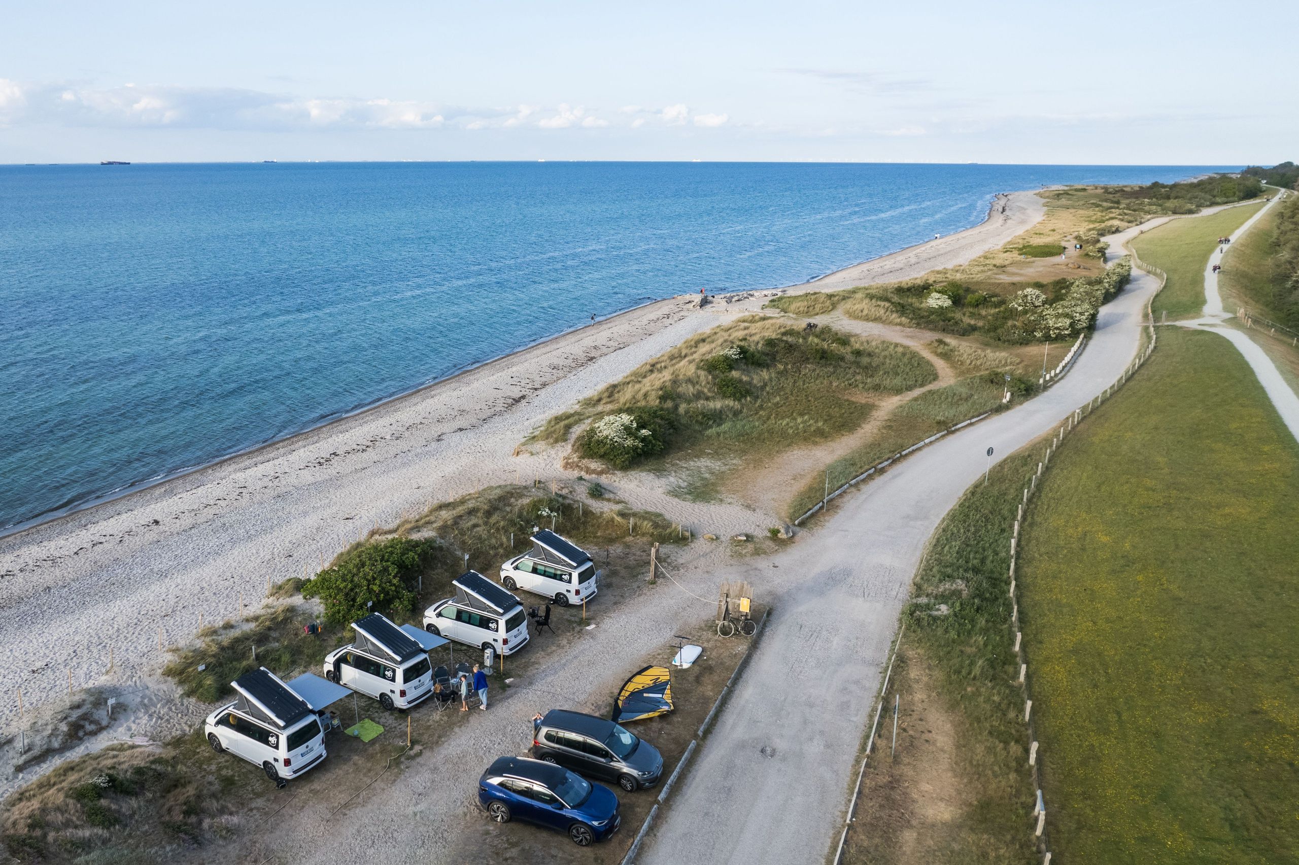 4 Bullis und 2 PKWs campen auf einem Mini-Campingplatz direkt am Ostsee-Strand hinter der Düne. Vom Camper aus hat man einen wunderbaren Blick über's Meer.