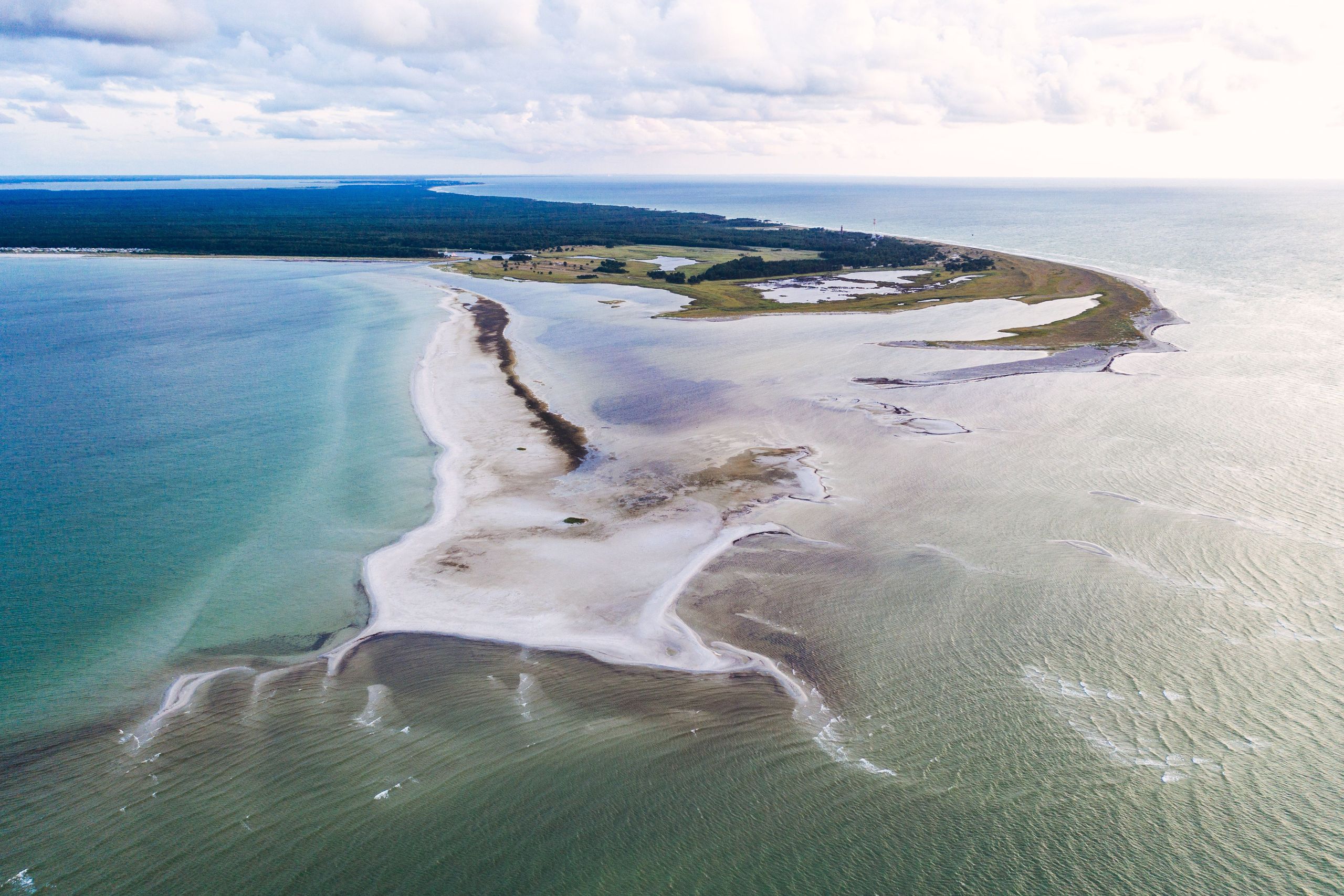 Drohnen-Aufnahme der Ostsee, eine Landzunge, die in das Meer der Ostsee ragt