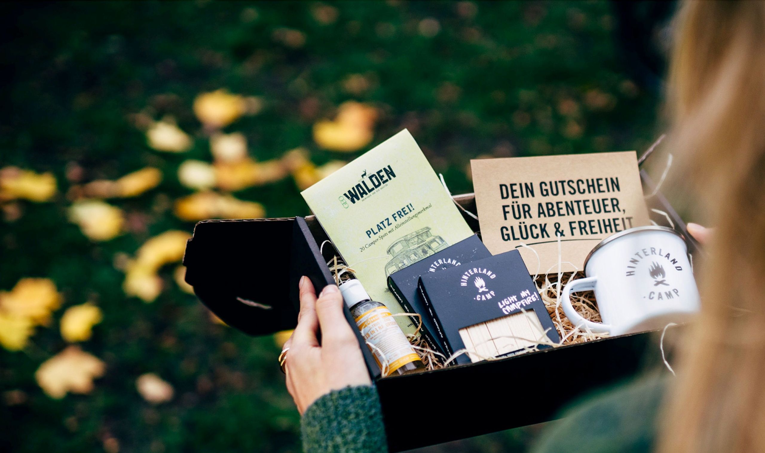 Hinterland Geschenkbox mit Gutschein, Tasse, Karte, Streichholzern und Shampoo