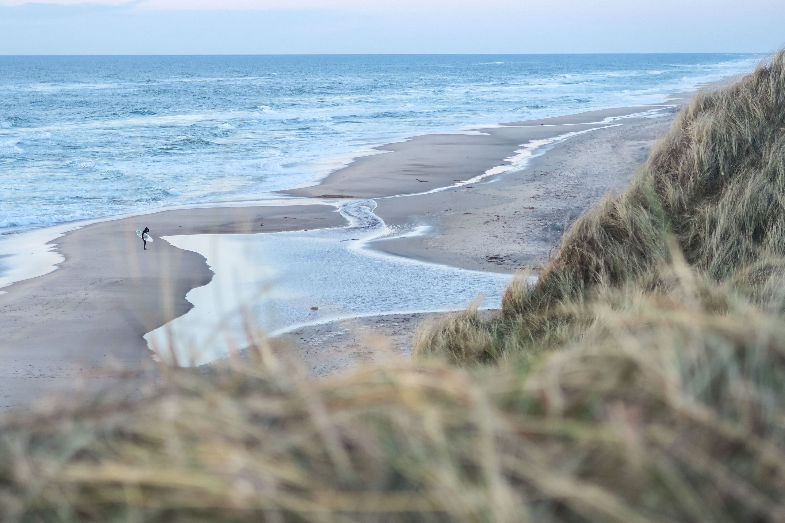 Surfer an der Nordsee, Perspektive zeigt Dünen &  Meer