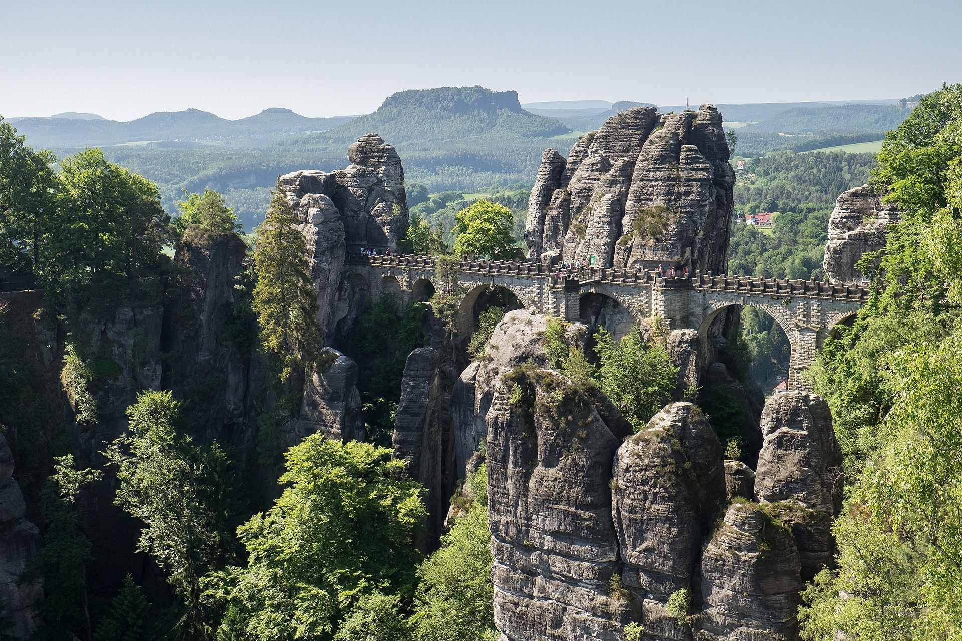 Bilder der atemberaubenden Basteibrücke - dem Wahrzeichen der Sächsischen Schweiz