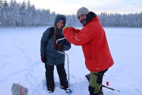 Eisangeln auf dem zugefrorenen See