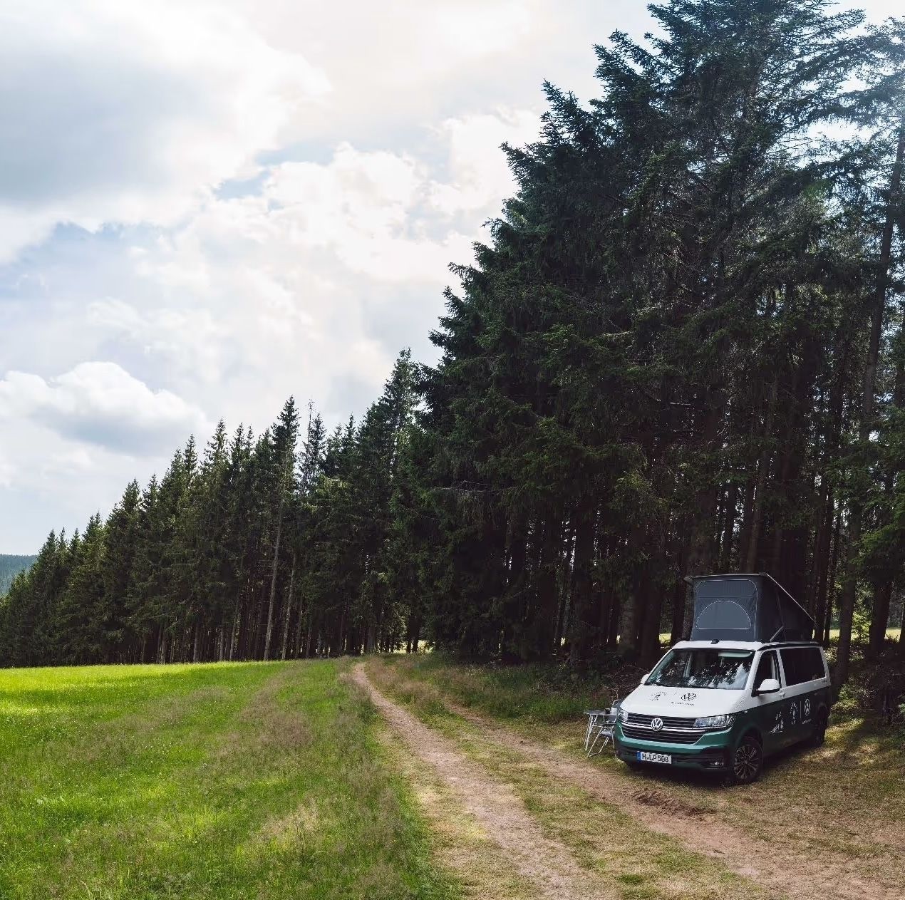 Camper steht auf einem Stellplatz beim Camping-Münstertal mitten in der Natur und in Alleinlage mit einem schönen Blick aufs Tal. Den Stellplatz kann man über hinterland.camp buchen.