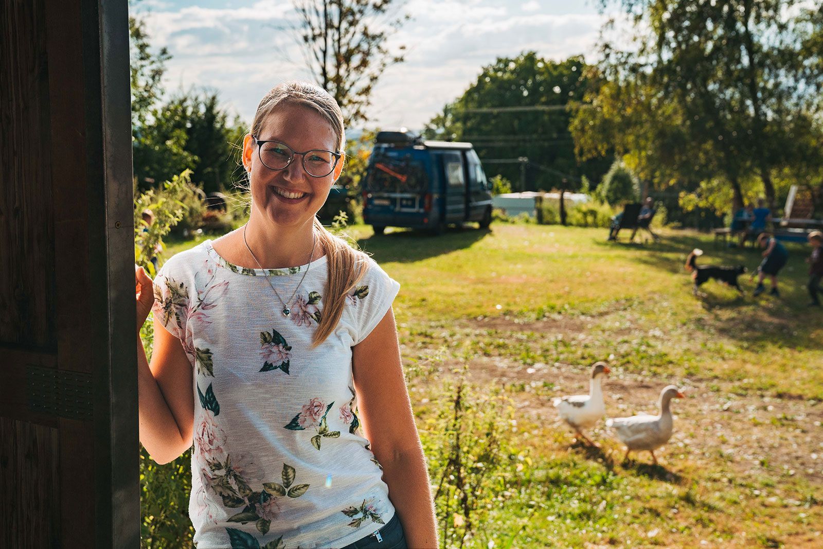 Hinterland Gastgeberin mit Camp im Hintergrund