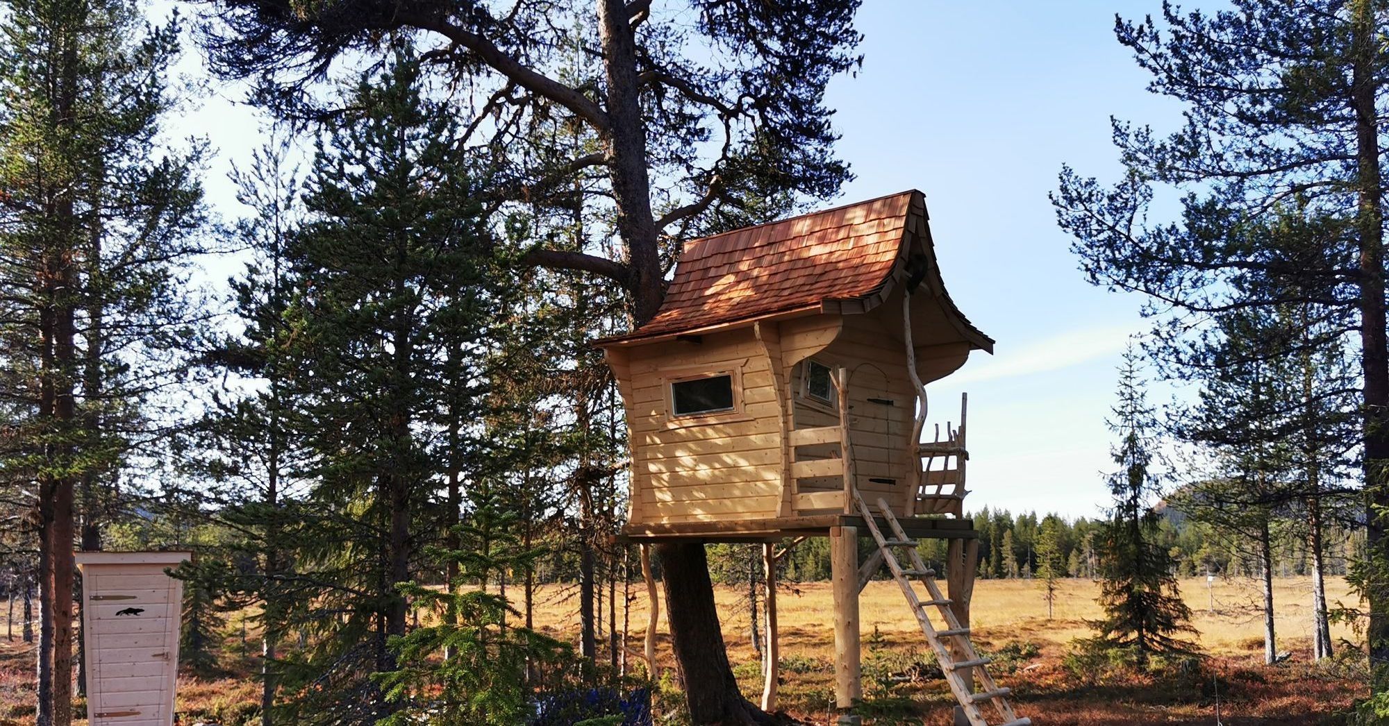 Baumhaus in Lappland mitten im Wald, buchbar über hinterland.camp