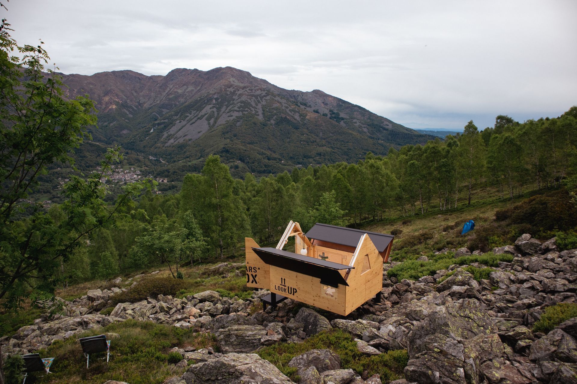 Eine StarsBox steht inmitten der Bergwipfel in Italien. Man kann sie für eine Übernachtung per hinterland.camp buchen