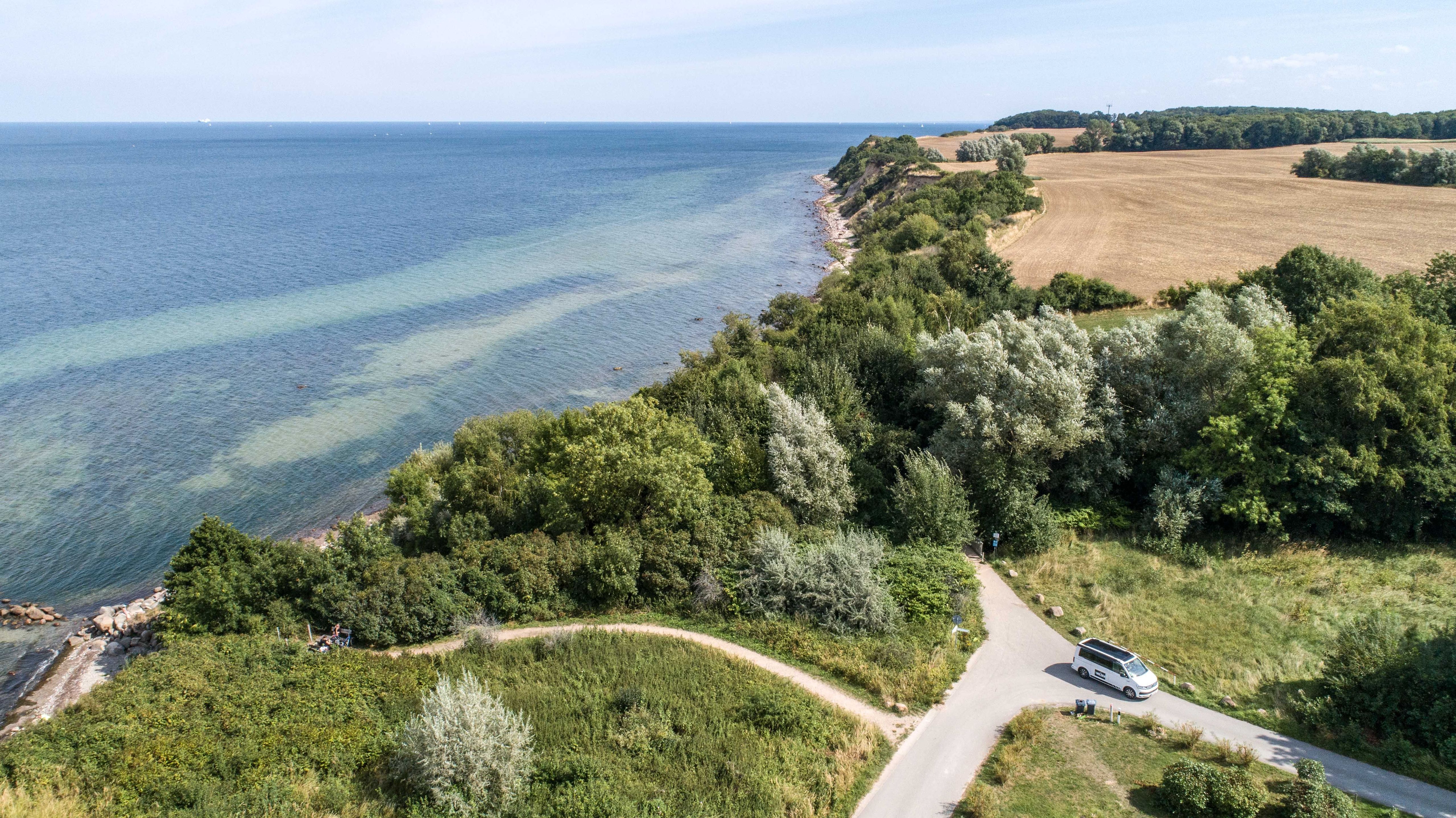 Camper, der entlang der Ostsee-Küste fährt und den 3 Tages Roadtrip von hinterland.camp macht