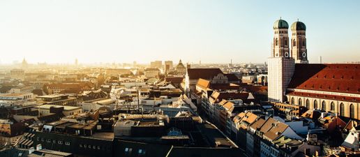 Panoramablick über die Dächer Münchens von einem Platz, den man schnell von einem Camping-Stellplatz erreichen kann.