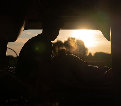Blick aus der Windschutzscheibe des Autos bei Dämmerung