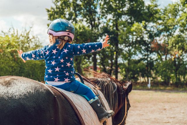 Ponyreitrunde im Wald