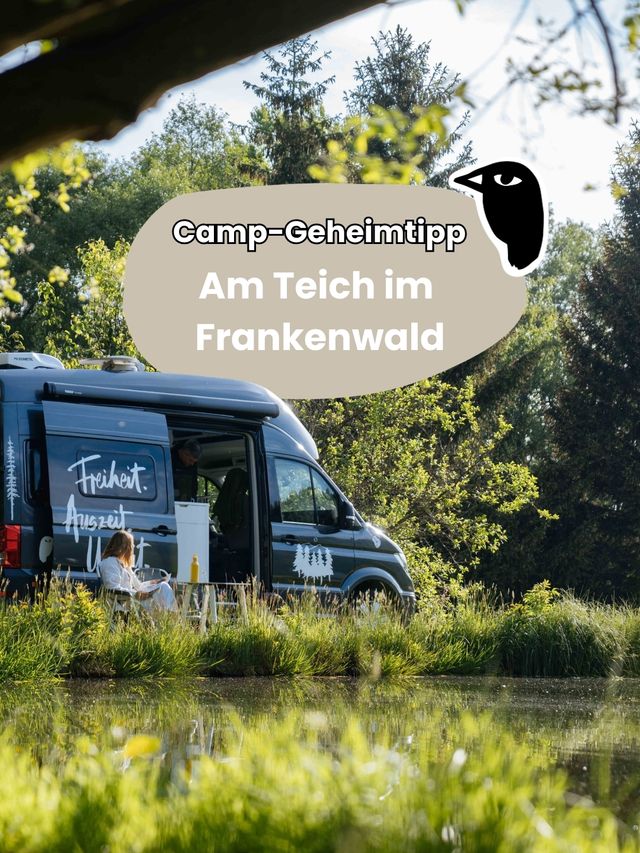 Ein Van parkt am Rande des Fischteiches im Frankenwald. Auf dem Bild steht: Am Teich im Frankenwald