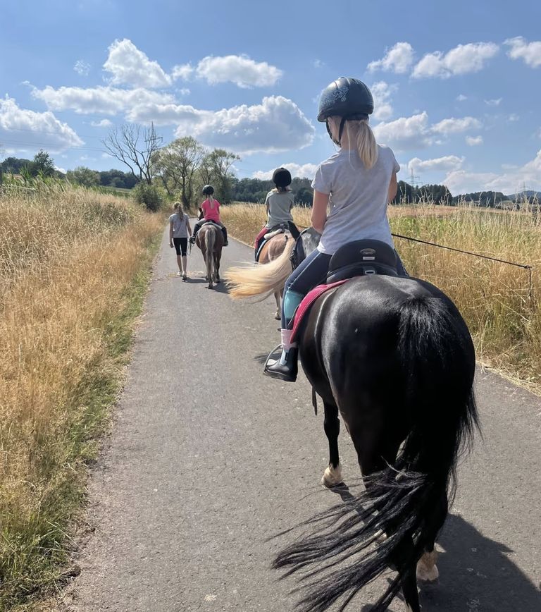 Ponyreitrunde im Wald