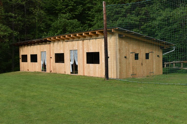 Sitzgelegenheiten in der großzügigen Hütte