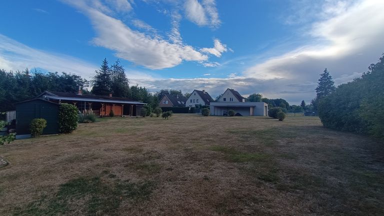 Blick über das Areal den Bachlauf im Rücken