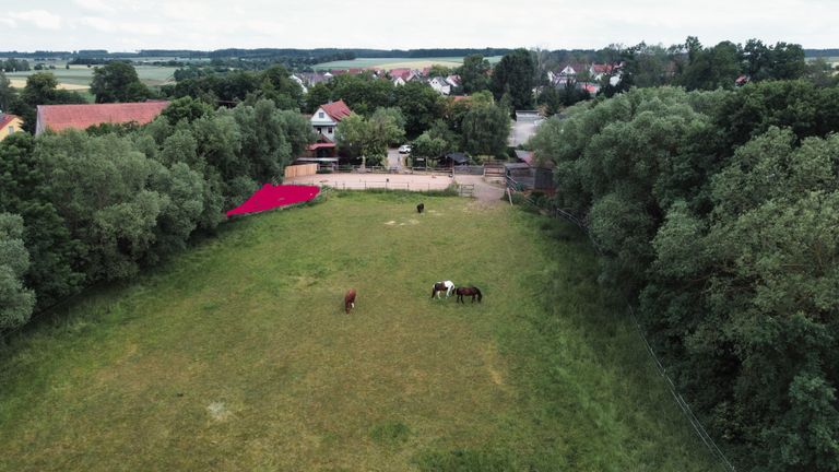 Pferdekoppel von oben und rot marktiert der Stellplatz