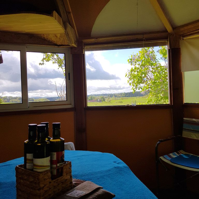 Lomi massage for women