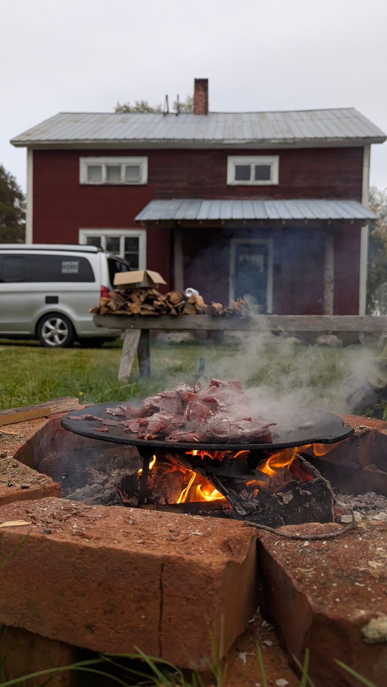 Brocheta de reno junto al fuego