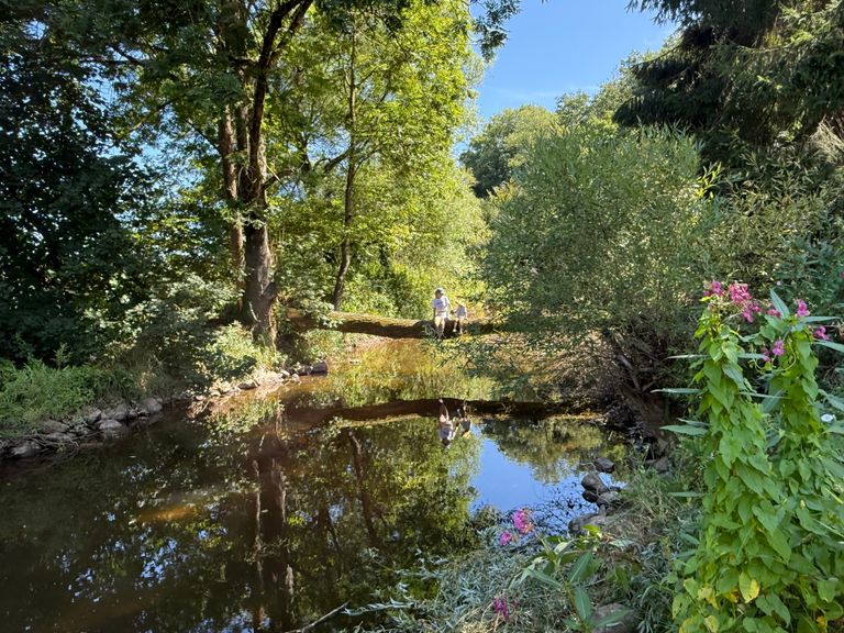 Fluss direkt am Platz