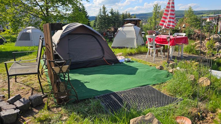 Les deux tentes que l'on voit à l'arrière-plan sont vides. Elles se trouvaient là au moment où les photos ont été prises, car nous étions en train de tester leur étanchéité. :)