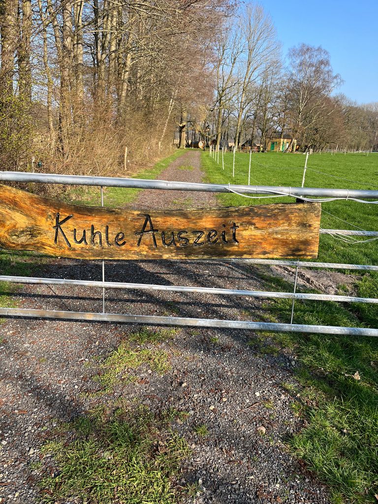 Hier ist die Zufahrt zum Stellplatz. Bitte das Tor öffnen und zum Platz fahren.