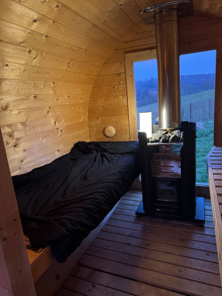 Blick in das Schlaffass mit 2 Schlafmöglichkeiten