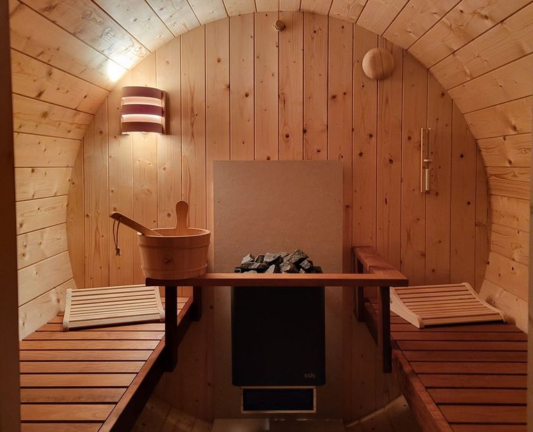 Fass-Sauna von innen für die perfekte Entspannung auf dem Wellness-Camp