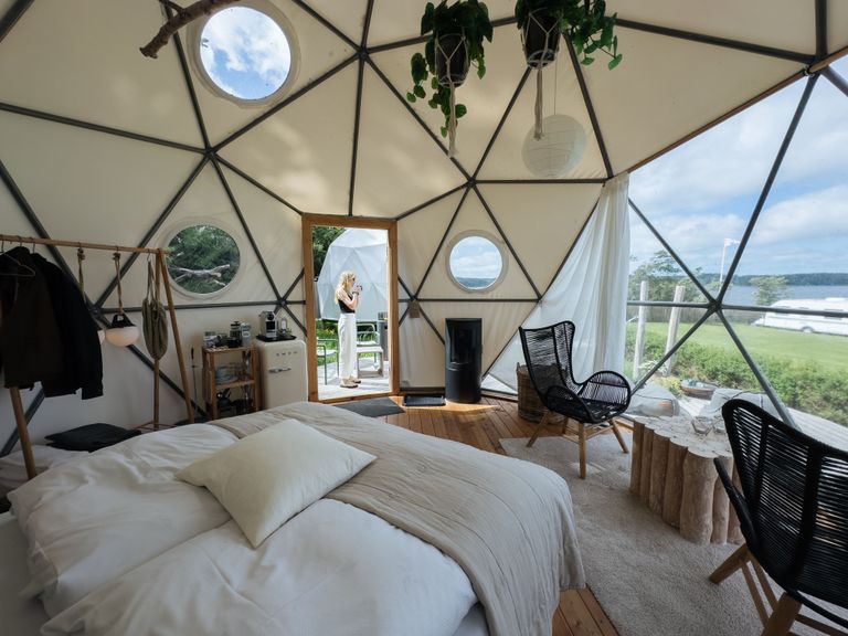 Innenausstattung eines Glampingzeltes in Dänemark, welche über hinterland.camp zu buchen ist