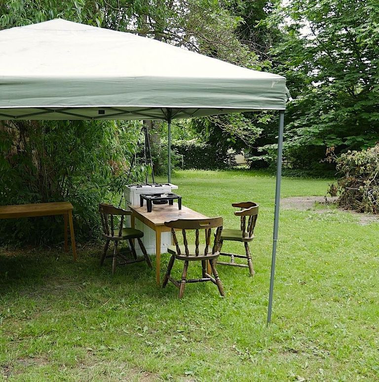 Nette Sitzgelegenheit mit Pavillon auf einem Wellness-Campingplatz