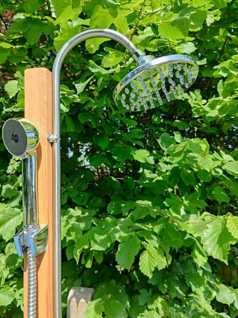 Outdoor-Dusche zur Abkühlung nach der Sauna-Nutzung auf dem Wellness-Campingplatz