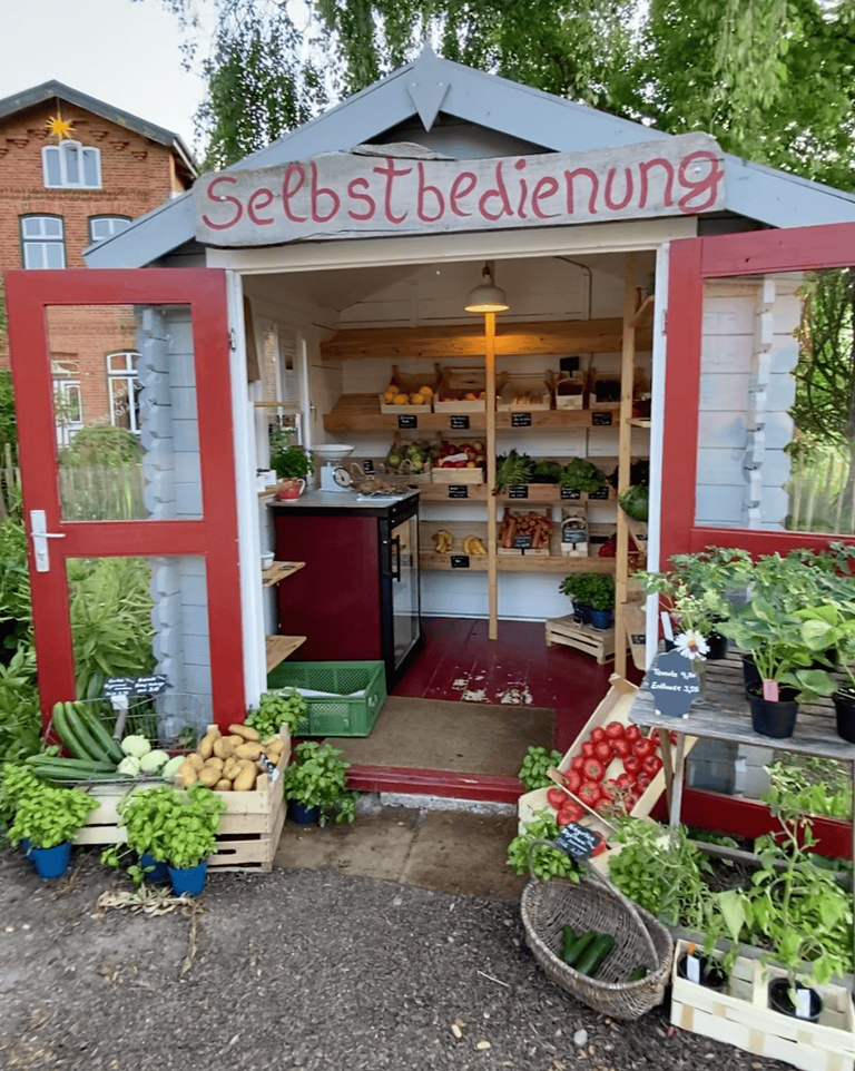 Ein liebevoll gestalteter Hofladen, der zu einem Bio-Bauernhof an der Ostsee gehört, auf dem man campen darf. Einen Stellplatz kann man über hinterland.camp buchen.