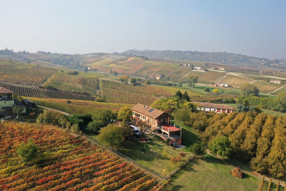 Eine Drohnen-Aufnahme von einem wunderschönen privatem Grundstück, einem Haus und einem Camper - mitten in der Weinbergen Italiens.