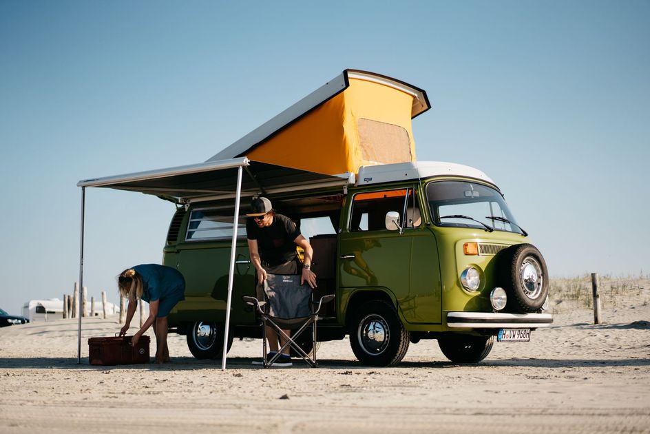 Bild eines T3's von Ahoi Bullis, welcher direkt auf dem Strand parkt