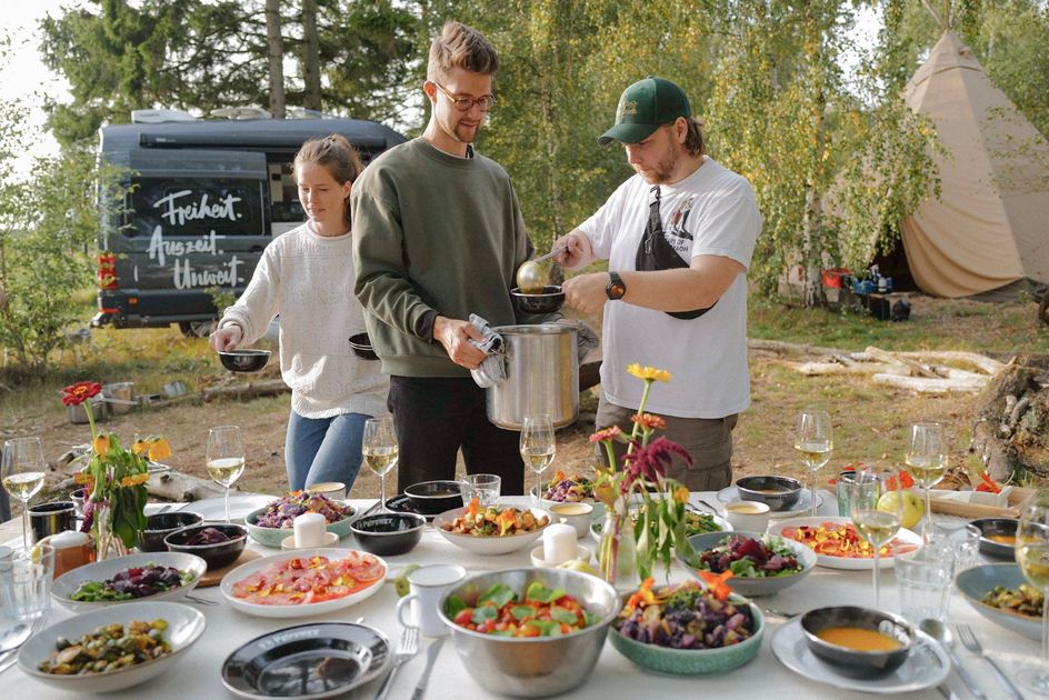 Große Tafel mit Essen mitten im Grünen
