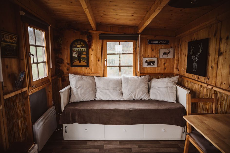 Baumhaus im Glamping Stil, mit rustikaler Einrichtung und Outdoor Postern