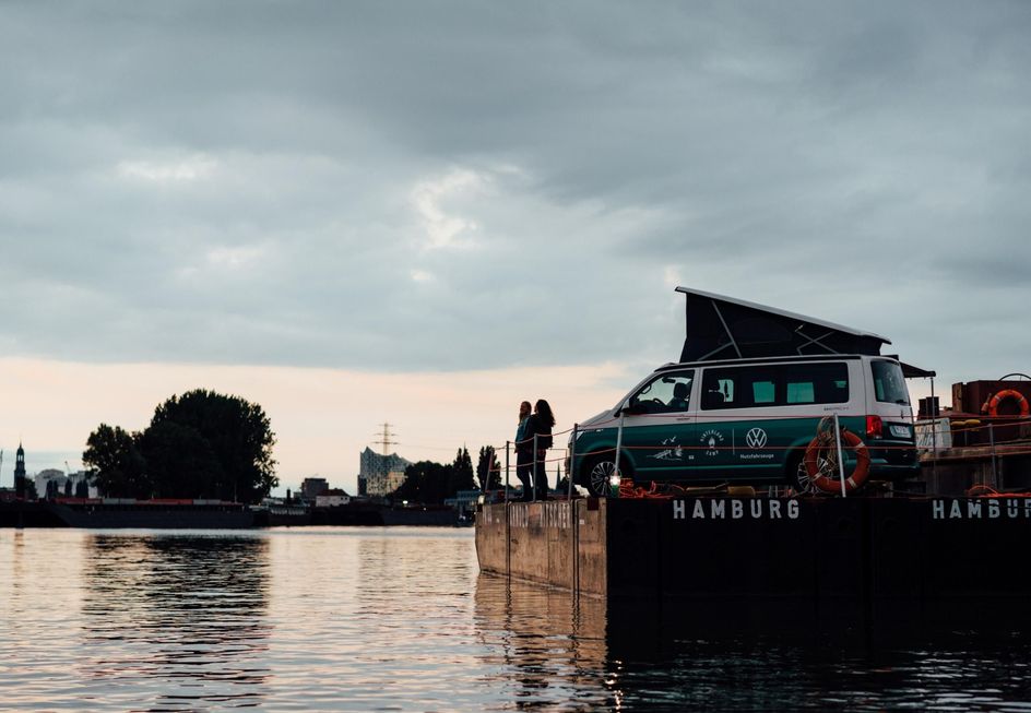 Bulli mit Dachzelt auf einer Plattform an der Elbe
