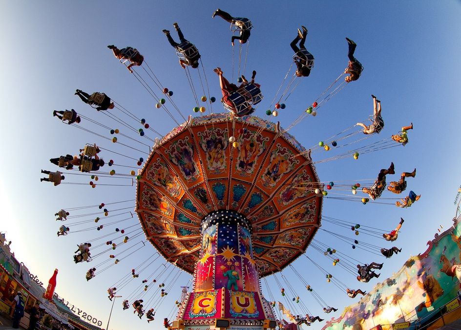 Man sieht ein sich bewegendes Riesenrad mit Menschen auf dem Oktoberfest
