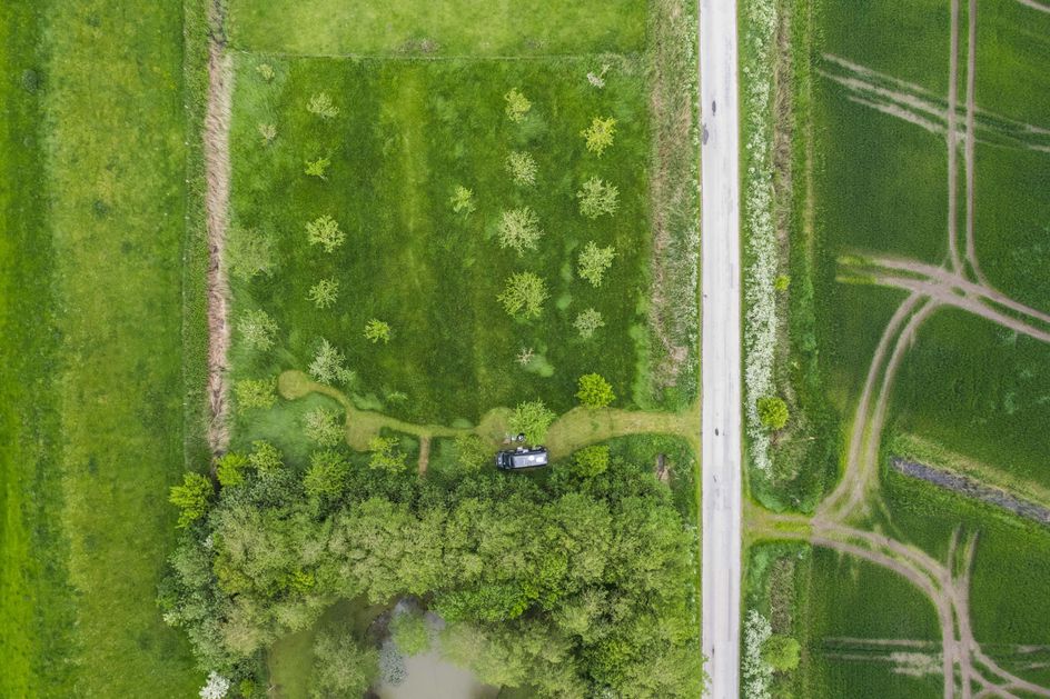 Naturcamping Stellplatz von hinterland.camp in Alleinlage im Grünen umgeben von grünen Wiesen und Wald