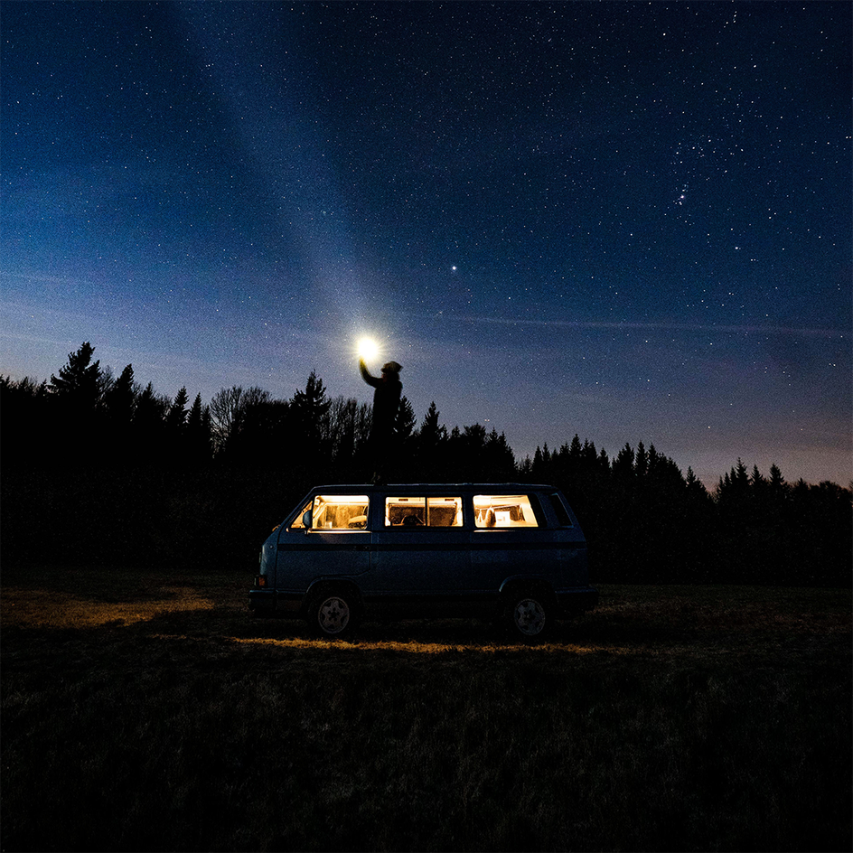 Beleuchteter Van im Hinterland bei Nacht